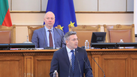 Председателят на ДПС Мустафа Карадайъ на парламентарната трибуна - София, 30 май 2023