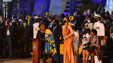 Премиерката на Барбадос Мия Мотли обяви певицата Риана за национален герой.