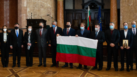 Церемонията по връчването на националния флаг на българските антарктици в Аулата на СУ.