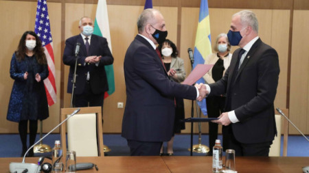 Церемонията по подписване на споразумението, на която присъстваха Бойко Борисов и Херо Мустафа.