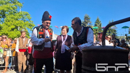 Професор Добромир Димитров (вляво) и кметът на Троян Донка Михайлова (в центъра) запалиха казана за изваряване на ракия.