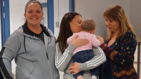 На Летище София посрещат 8-месечно българско бебе, изоставено във Великобритания. Ноември, 2018 г.


