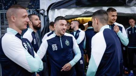 Футболистите на шампиона бяха в добро настроение на тренировката снощи.