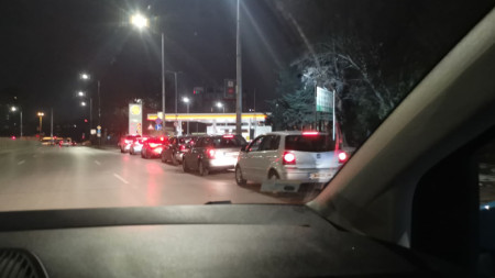 През бензиностанциите в София и в други градове се извиха