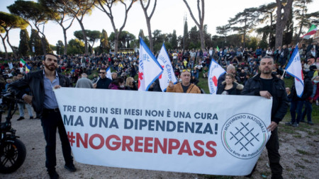 Протестиращи с надпис „Не“ на зеления сертификат“. Рим, 20 ноември 2021 г. 