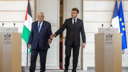 Френският президент Еманюел Макрон (вдясно) и палестинският президент Махмуд Абас по време на срещата им в Париж, 11 ноември 2025 г.