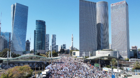 Снимка, направена с дрон, показва протеста срещу плана за реформа на съдебната система в Израел, Тел Авив, 9 март 2023 г. 