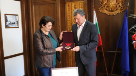 Кметът Иван Кадев връчи почетен знак за присъждане титлата „Будител на годината” за 2020 г. на Музеен комплекс - Банско на директора Светла Барякова.