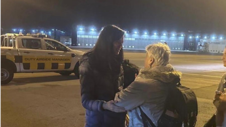 Вицепремиерът и министър на външните работи Мария Габриел посреща пристигналите с четвъртия полет на правителствения самолет от Израел