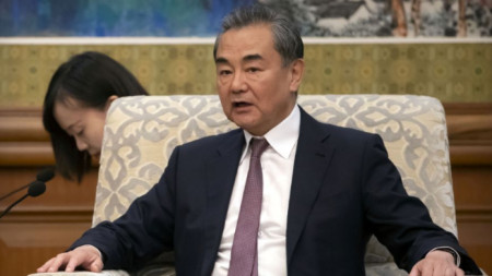 Китайският външен министър Ван И (на снимката) изразил протеста в разговор с държавния секретар на САЩ Антъни Блинкън.