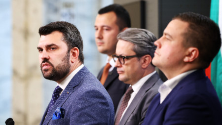 Изявление в НС на министъра на външните работи Георг Георгиев (вляво) и представители на управляващата коалиция: (на втори план отляво надясно) Габриел Вълков - БСП-ОЛ, Тома Биков - ГЕРБ-СДС и Станислав Балабанов, ИТН.