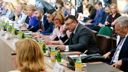 Екатерина Захариева и Младен Маринов на неформалната среща на външните и вътрешните министри от ЕС в Париж.