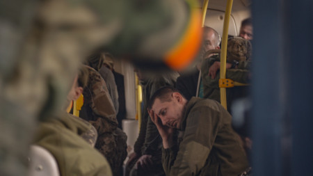 Автобус с украински военнослужещи напуска 