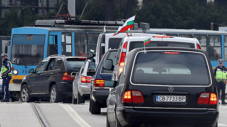 Автошествие от около 40 катафалки премина през София