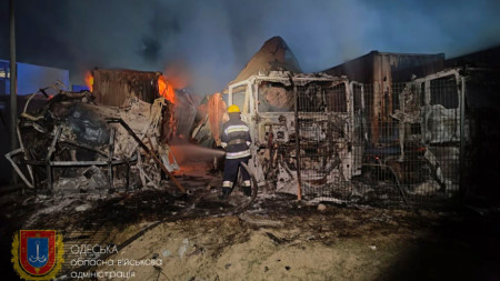 Спасители работят за потушаване на пожара след нощно нападение срещу инфраструктурен обект на морското пристанище в Одеска област. 
