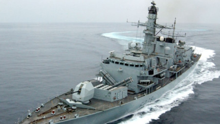 Фрегатата „Монтроуз“, която ескортира танкера „Бритиш херитидж“, се е вклинила между три ирански кораба и танкера.