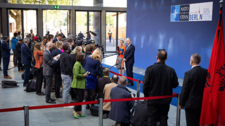 Заместник генералният секретар на НАТО Мирча Джоана говори преди срещата на външните министри на алианса в Берлин