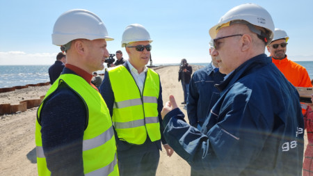 Rossen Hristov (L) inspects the LNG terminal at Alexandroupolis 
