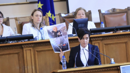 Депутатът Антоанета Цонева показа снимка, на която по думите ѝ е основният организатор на полицейското насилие на 10 юли 2020 г.