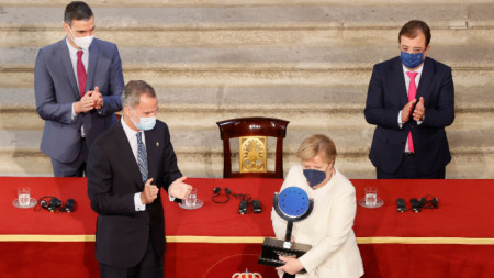 Ангела Меркел и Фелипе VI при връчването на наградата 