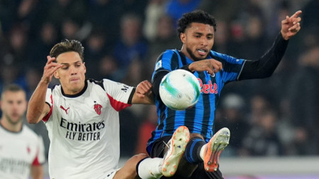 Самуеле Ричи (вляво) откри за Милан в Бергамо.