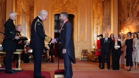 Сър Дейвид Бекъм е посветен в рицарско звание от британския крал Чарлз III на церемония в замъка Уиндзор, Англия, 4 ноември 2025 г.