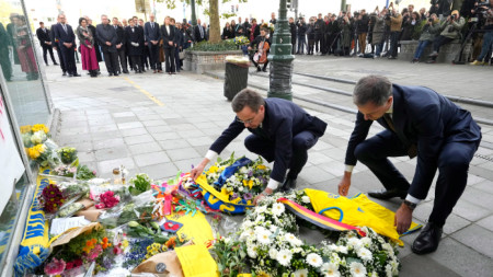 Премиерите на Швеция и Белгия поднасят венци на импровизиран мемориал на мястото на атентата с две жертви в Брюксел, 18 октомври 2023 г.