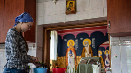 Украинска бежанка приготвя храна в манастир в Източна Полша