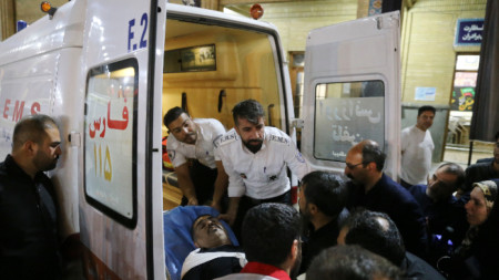 Медици качват в линейка мъж, ранен при нападението в джамията 