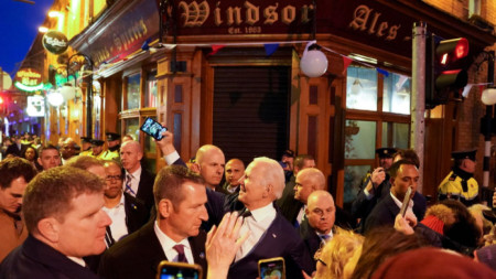 Президентът на САЩ Джо Байдън си прави селфи пред пъб при визитата си в Дъндолк, Ирландия, 12 април 2023 г.