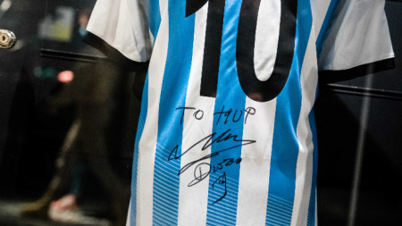 Фланелка на Аржентина с автограф на Марадона.