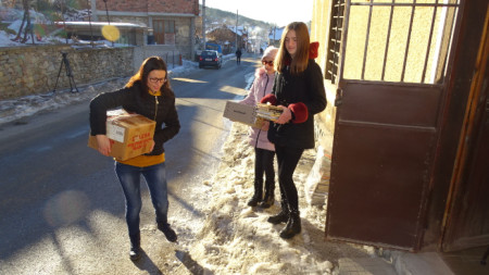 Кметът на село Скребатно Даниела Пидева (вляво) с част от вече пристигналите дарени книги.