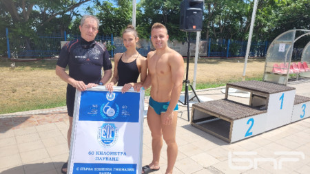 Директорът на Първа ЕГ Ангел Митев, Лора Великова и Ясен Бонев