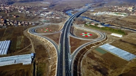 ДНСМ посочва, че най-важният обект от пътната инфраструктура, въведен в експлоатация през 2018 г., е  участъкът Кресна-Сандански от автомагистрала „Струма“.