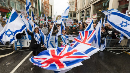 Демонстранти изразяват солидарност с Израел на протест в Лондон в неделя привечер.