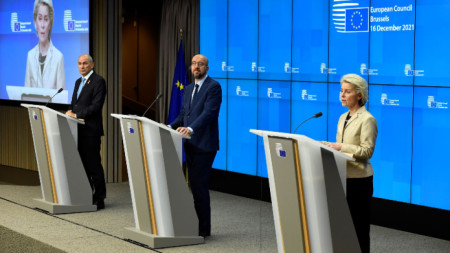 Премиерът на Словения Янез Янша, председателят на ЕС Шарл Мишел и председателката на ЕК Урсула фон дер Лайен - Брюксел, 17 декември 2021