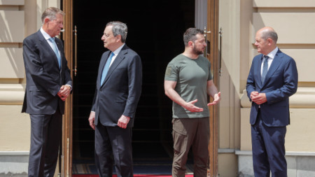 Президентът на Румъния Клаус Йоханис, премиерът на Италия Марио Драги, президентът на Украйна Володомир Зеленски и канцлерът на Германия Олаф Шолц в Киев - 16 юни 2022