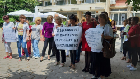Националния омбудсман Мая Манолова подкрепи протеста на медицинските сестри в Стара Загора