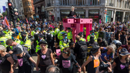 Демонстранти блокират улици близо до Оксфорд съркъс в Лондон, 25 август 2021 г.