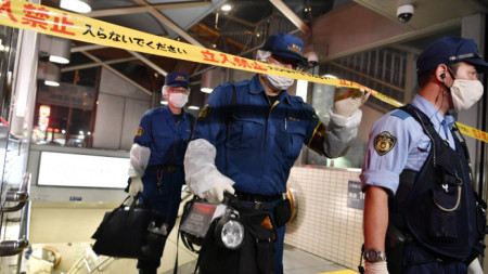 Криминалисти в метростанция „Широкане Таканава“ в престижен район на столицата на Япония.