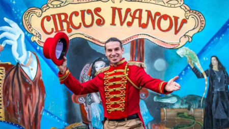 Христо Иванов е артист и директор на собствен цирк. Баща е на три деца - две дъщери на 20 и на 9, и син на 5 години.