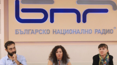 Directorul de programe din Radioul Național Bulgar Daniela Kăsovska (în mijloc) prezintă activitatea radioului pe subiecte ucrainene. Lânga ea este Valeria Nikolova, director-adjunct al programului de actualități Orizont și jurnalistu italianl Francesco Martino, care a moderat întâlnirea