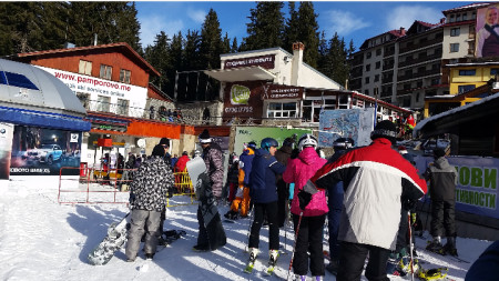 Сноубордисти, скиори и много студенти откриха сезона в Пампорово