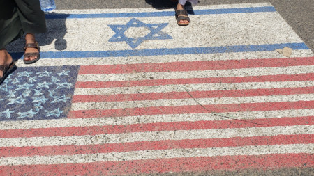 Поддръжниците на хутите стъпват върху знамената на САЩ и Израел по време на протест срещу САЩ и Израел и в знак на солидарност с палестинския народ в Сана, Йемен, 3 май 2024 г.