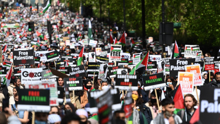 Хиляди протестираха в централен Лондон в знак на солидарност с