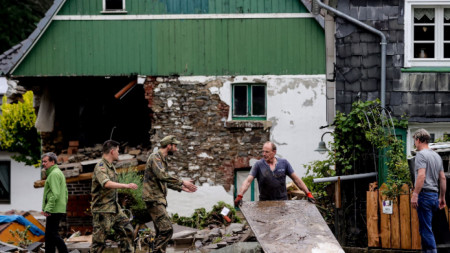 Жертвите на опустошителните наводнения в Германия вече надхвърлят 100 а