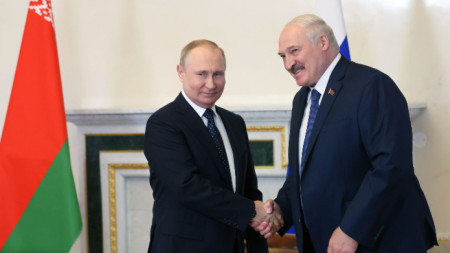 Президентите на Русия Владимир Путин (вляво) и на Беларус Александър Лукашенко