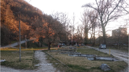 Паркова зона около въжения мост в Благоевград