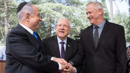 Бенямин Нетаняху с политическия си съперник Бени Ганц. В средата е президентът Реувен Ривлин.