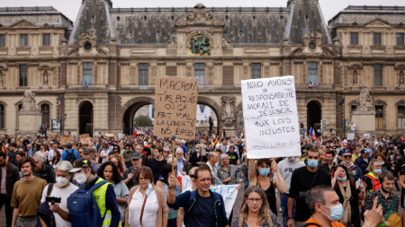 Протест срещу ваксинацията в Париж.